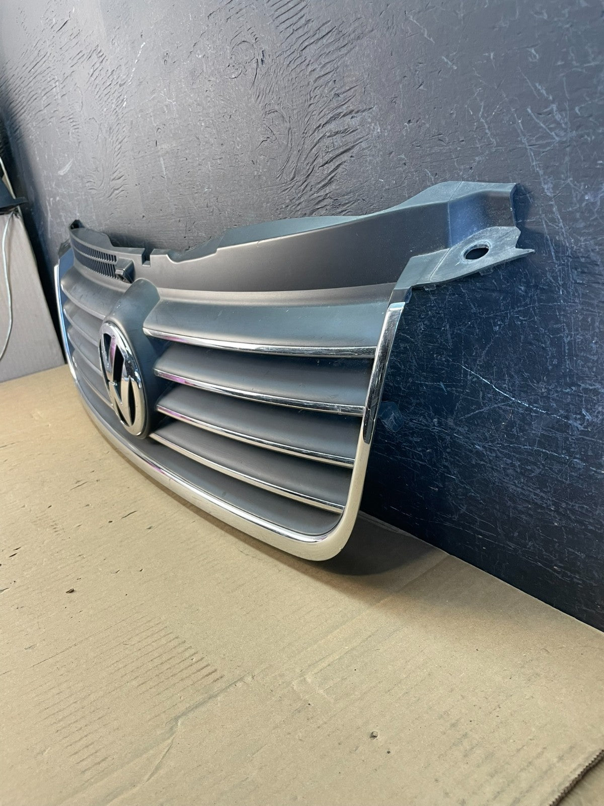 2001 to 2005 Volkswagen Passat Front Upper Grill Grille AD5722 DW1