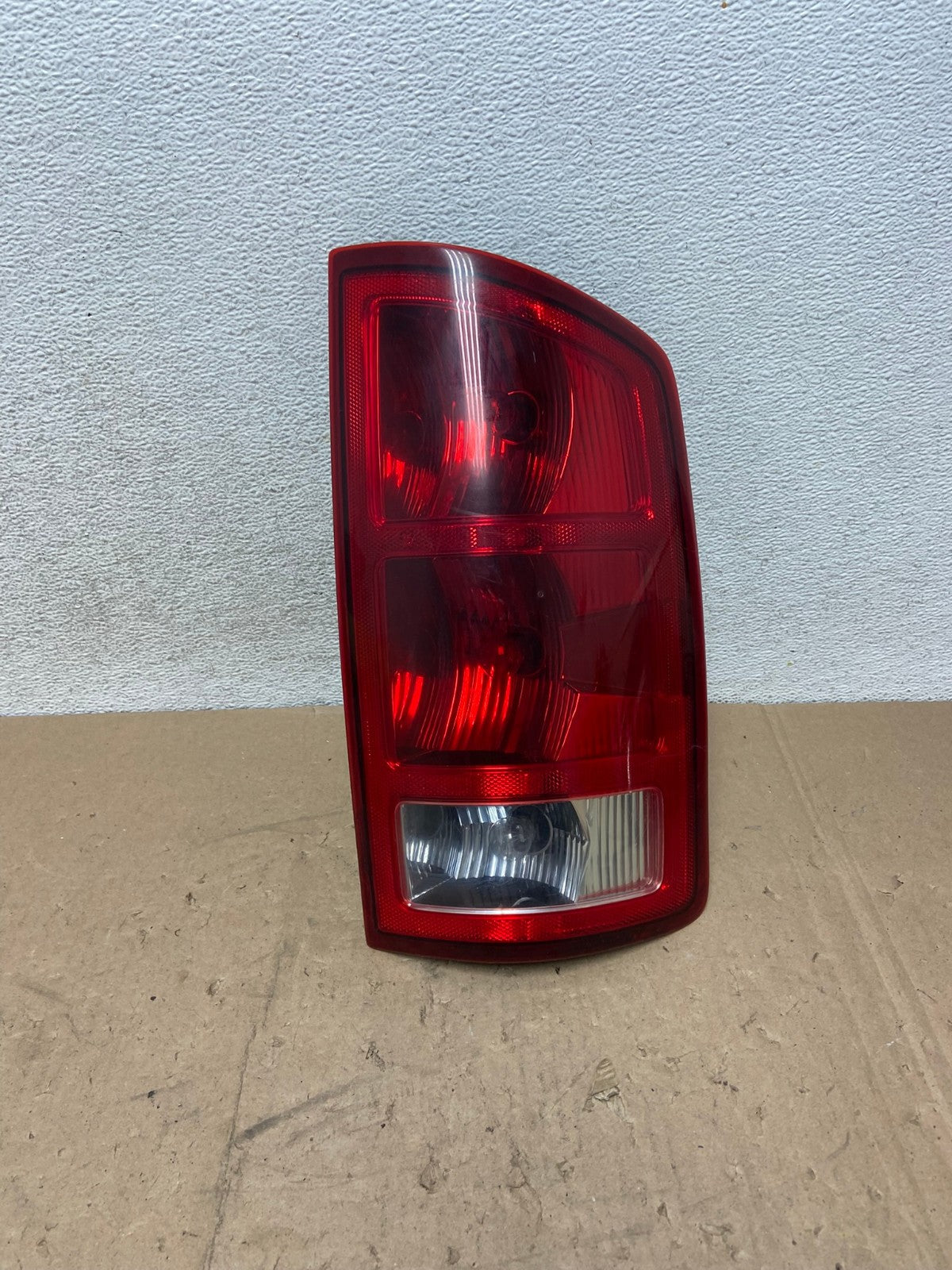 2002 to 2006 Dodge Ram 1500 Right passenger Rh side Tail Light AG5400 LK0