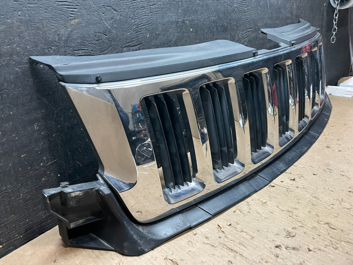2011 to 2013 Jeep Grand Cherokee Front Upper Grill Grille OEM z5692 DG2