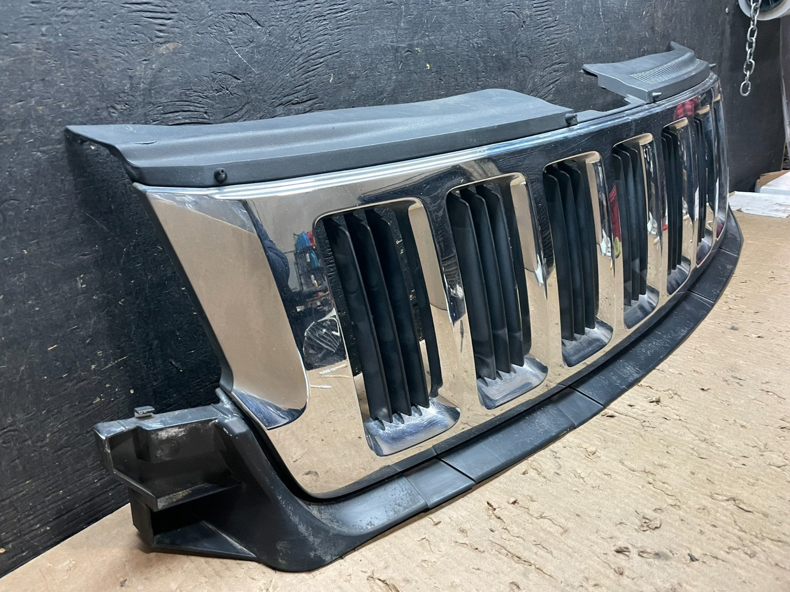 2011 to 2013 Jeep Grand Cherokee Front Upper Grill Grille OEM z5692 DG2