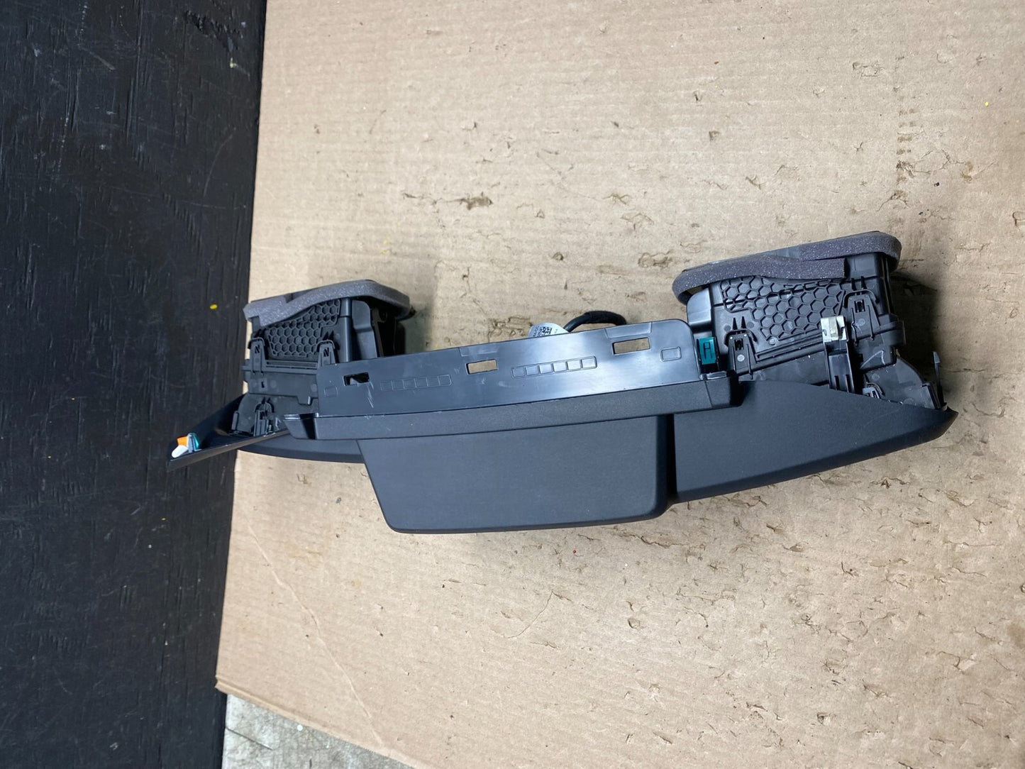 2020 to 2023 Ford Explorer Console Radio Display Screen Air Vents F8957 DG13