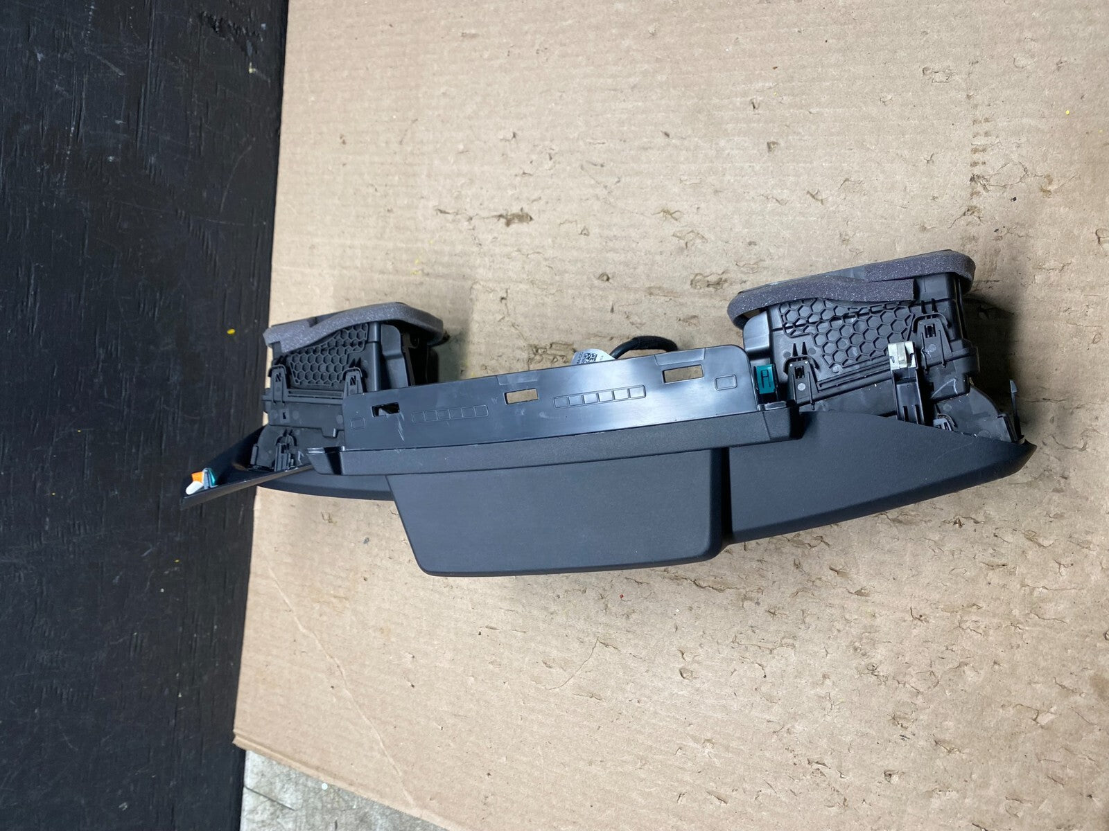 2020 to 2023 Ford Explorer Console Radio Display Screen Air Vents F8957 DG13