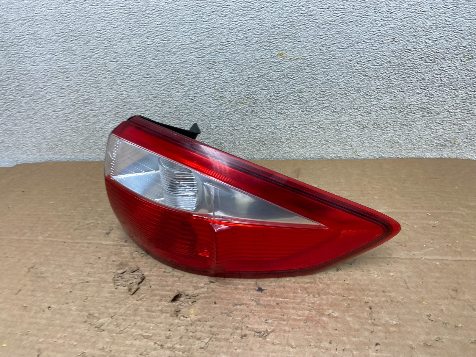 2013 to 2016 Ford C-Max Right Passenger RH Side Tail light z3671 DG1