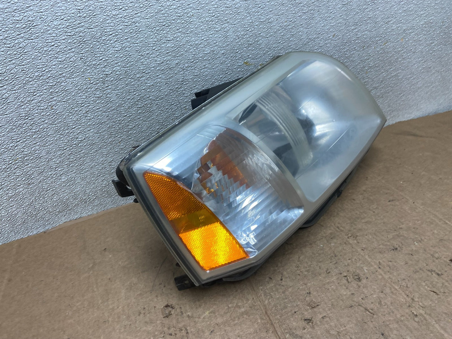 2004 - 2011 Mitsubishi Endeavor Headlight Right Passenger Rh Side Oem AA3844 DW2