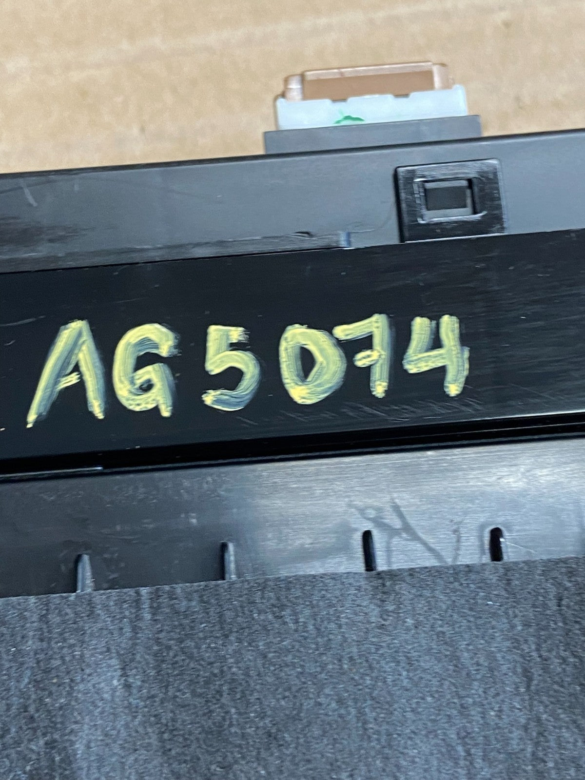 2011 to 2013 Kia Sorento Center Radio Climate Control Clock Trim AG5074 DG5