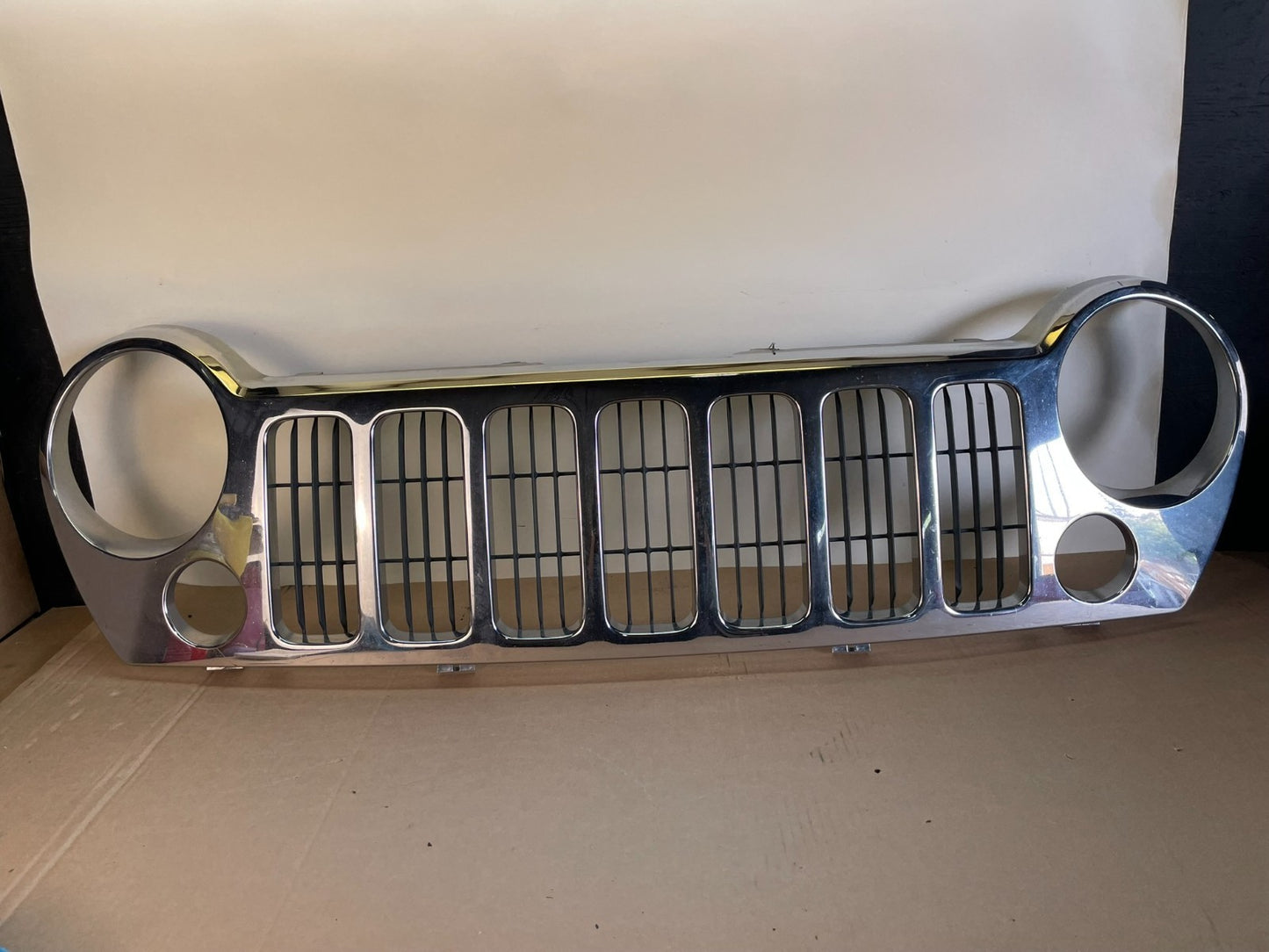 2005 to 2007 Jeep Liberty Front Upper Grill Grille AG0988 DG0