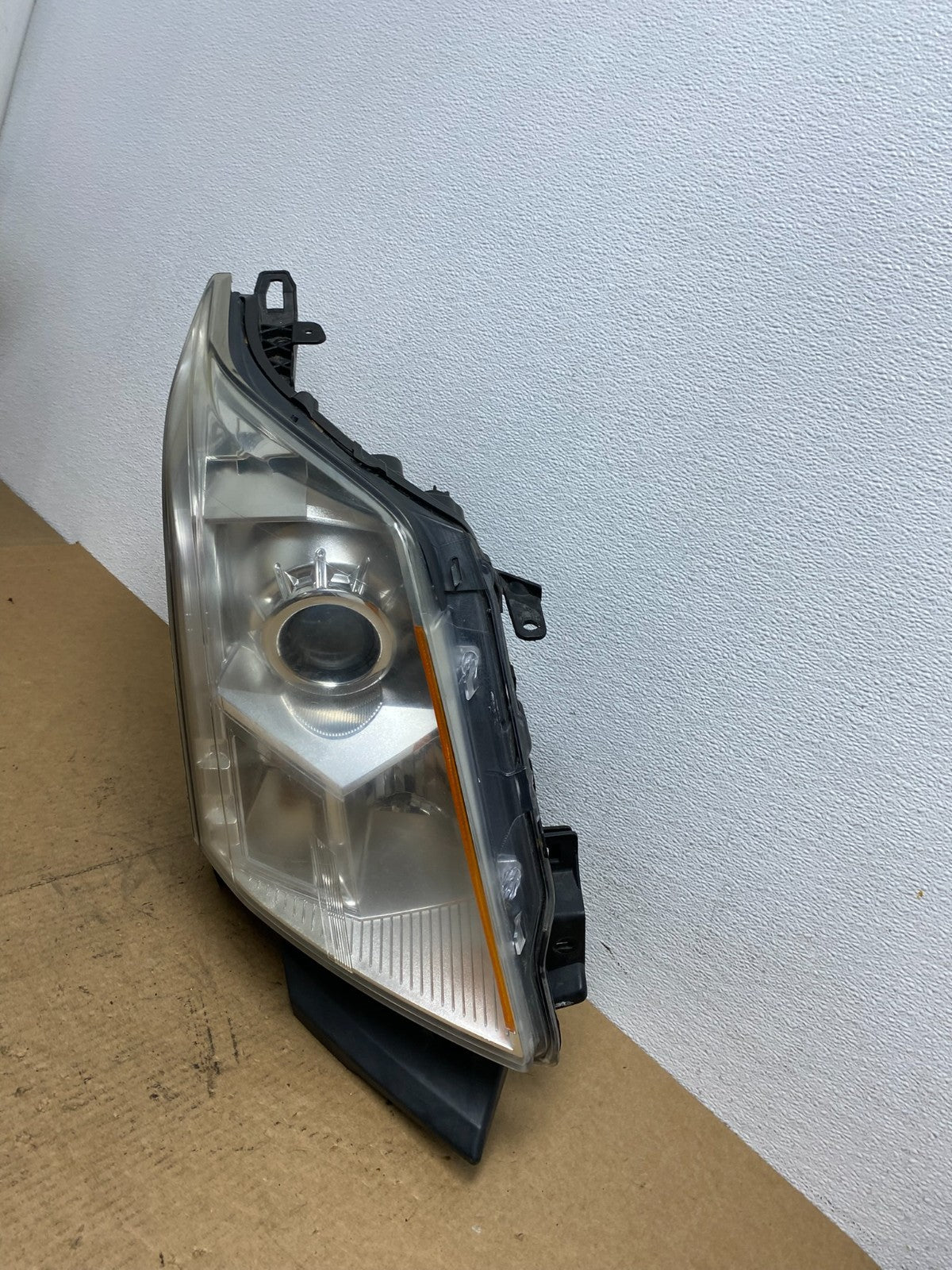 Halogen 2010 to 2016 Cadillac SRX Right Passegner Side Headlight AC3212 DW1