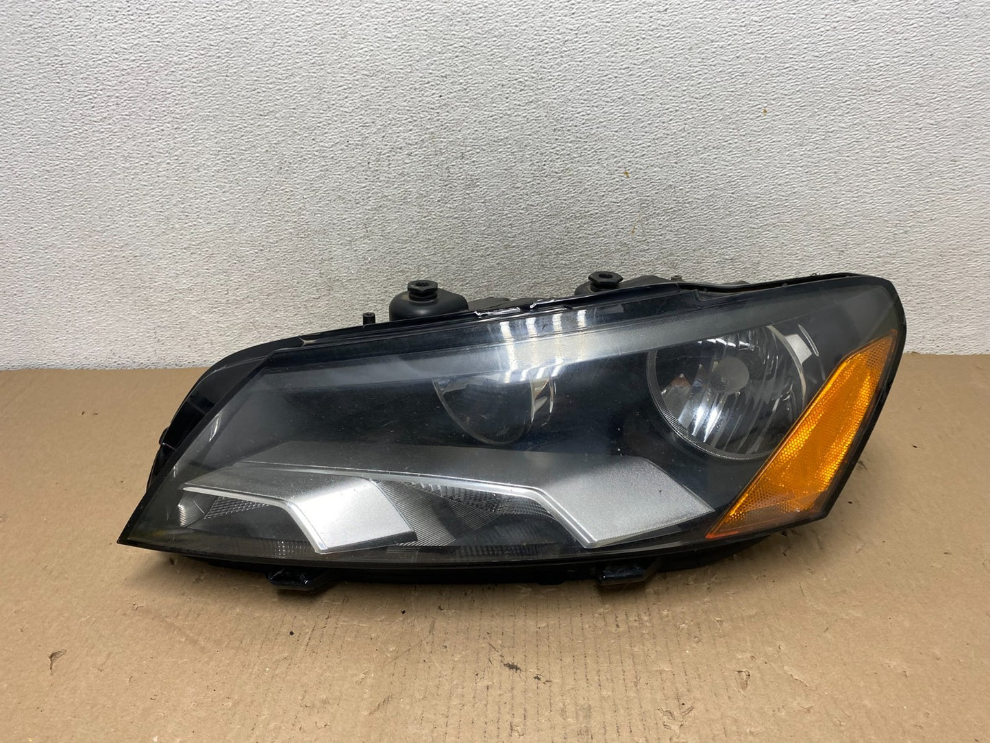 2012-2015 Volkswagen Passat Left Driver LH Side Halogen Headlight AF3190 DW0