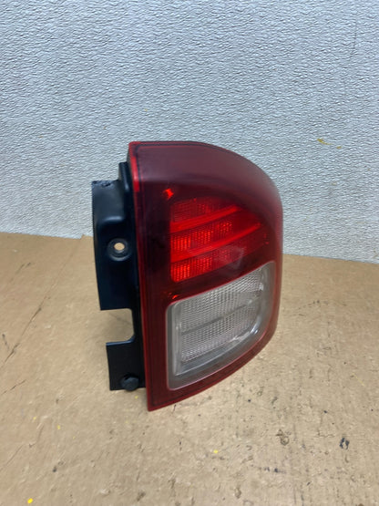 2014 - 2017 Jeep Compass Right Passenger Side Tail Light Z8013 DW2