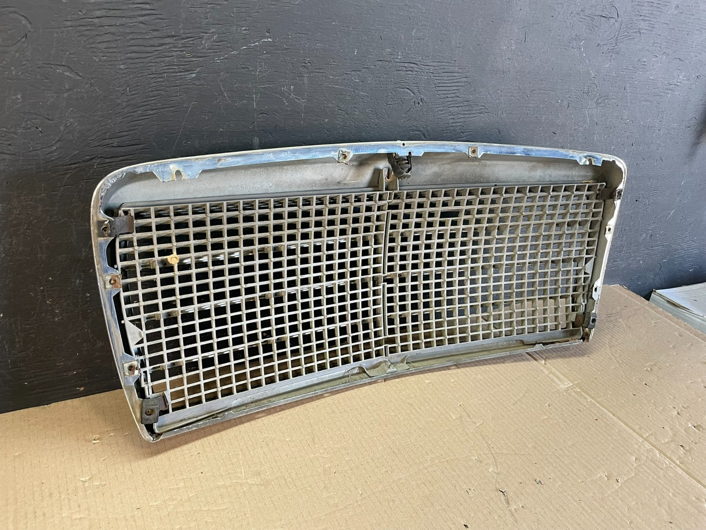 1981 to 1985 Mercedes-Benz W126 Front Grill Grille 1268800283 AE3596 PS7