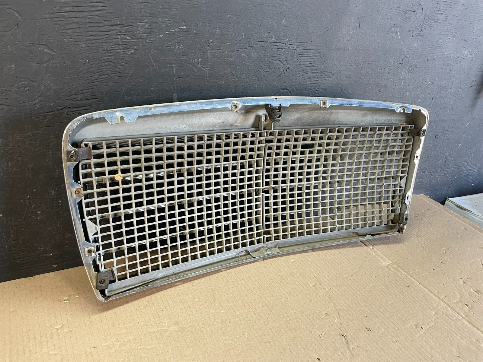 1981 to 1985 Mercedes-Benz W126 Front Grill Grille 1268800283 AE3596 PS7