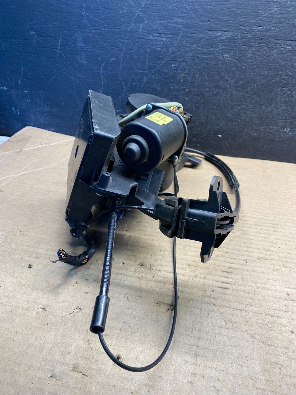 2007-2014 Kia Sedona Right Electric Power Sliding Door Motor Regulator AE0086 DG2