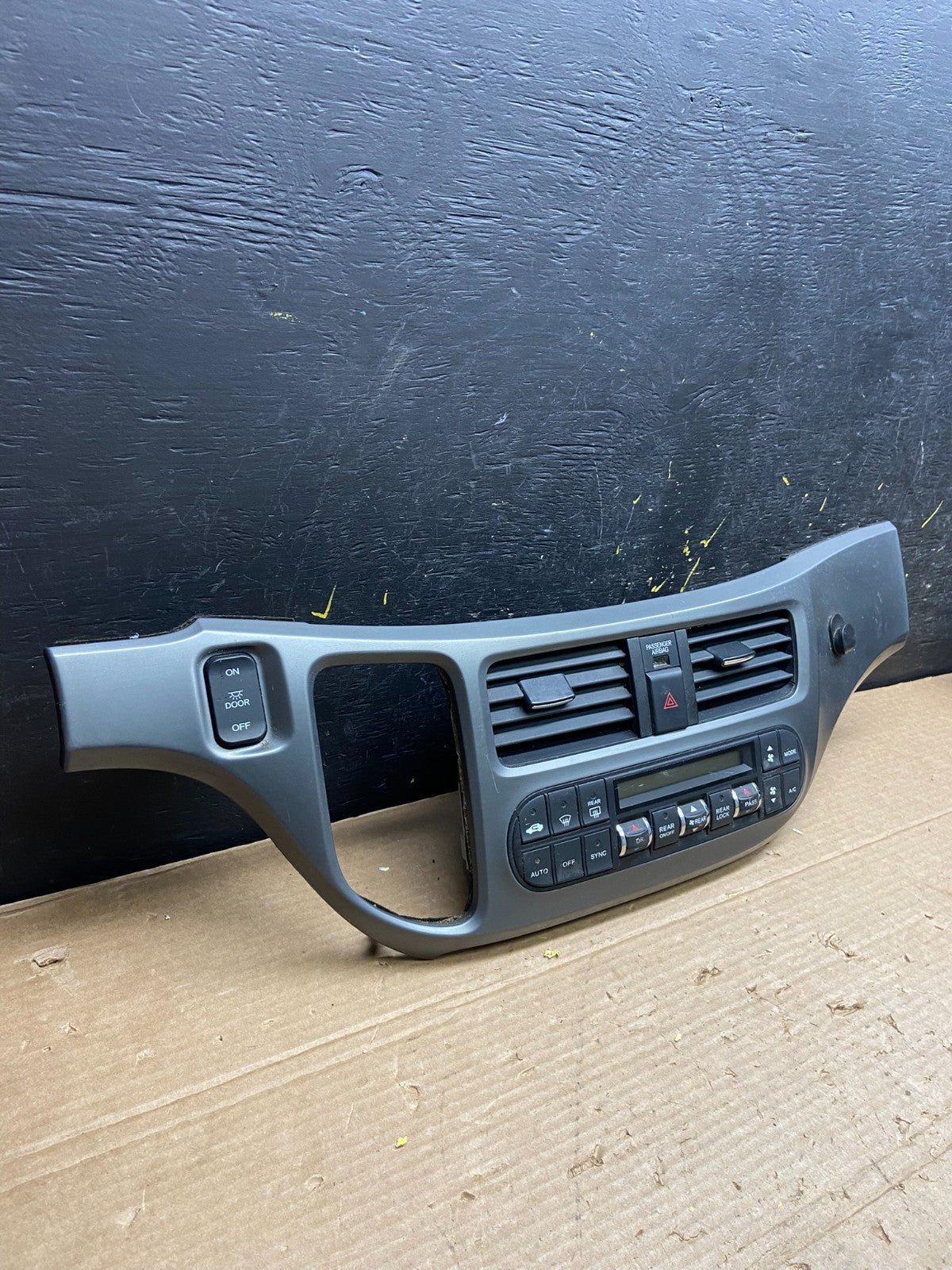 2005 to 2010 Honda Odyssey  Radio Climate Control Dash Trim Bezel W1891 DG1