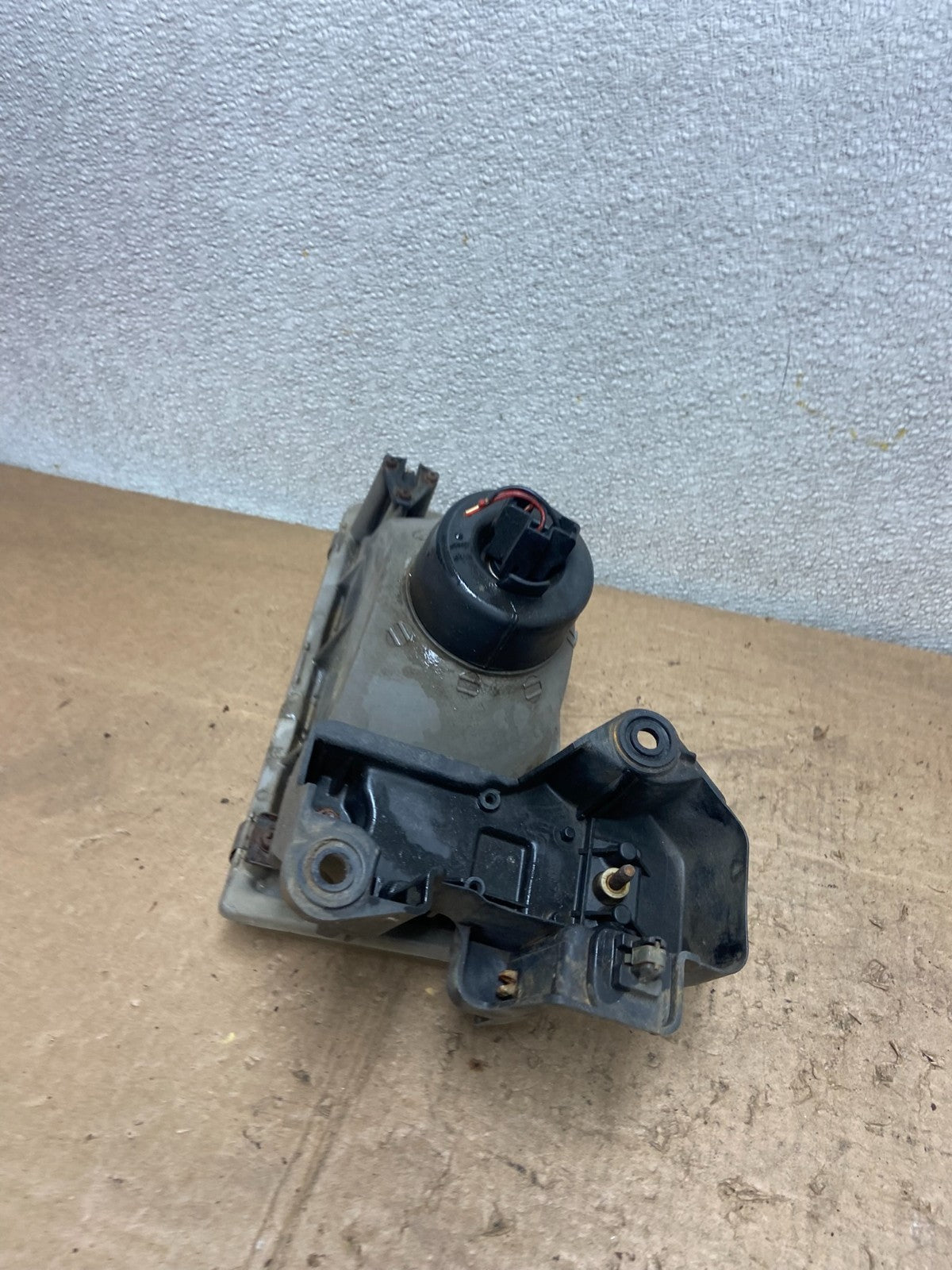 1996 to 1998 Mazda MPV Right Passenger RH Headlight OEM Y7045 DW6