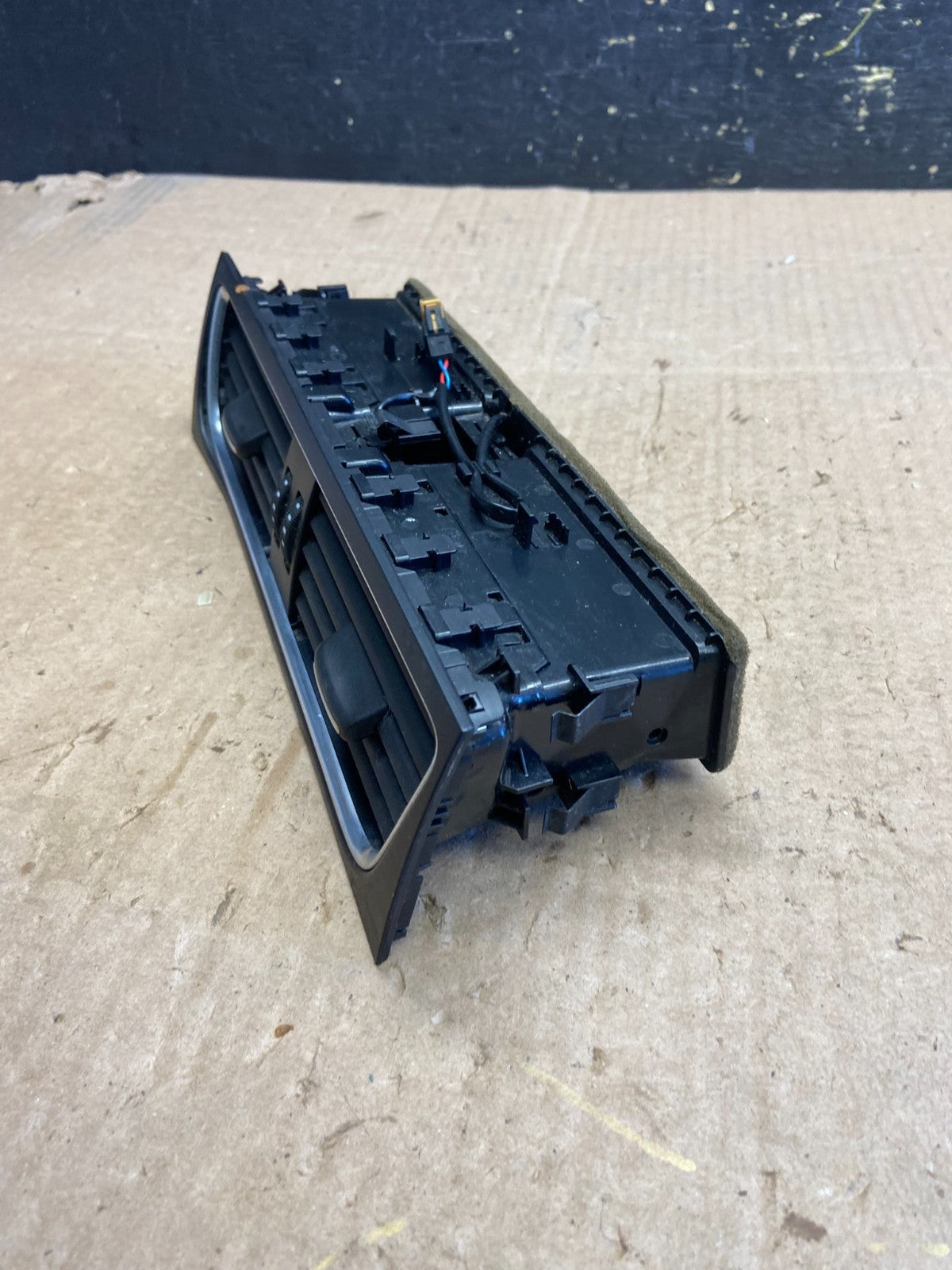2009 to 2012 Audi A4 Center Dashboard Air Vent OEM Z1652 DG2