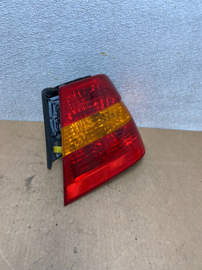 2002 -  2005 BMW 3 E46 Series Right Passenger RH Side Tail Light Z6864 DW2