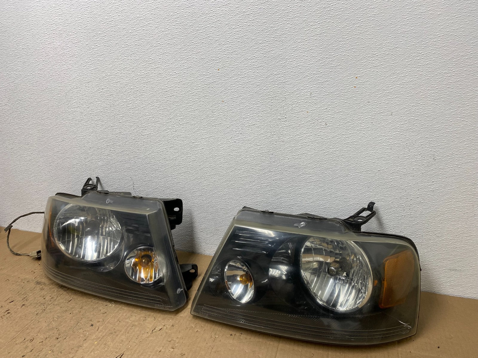 2004 to 2008 Ford F-150 F150 Left+Right Halogen Headlights AC0152 DW2