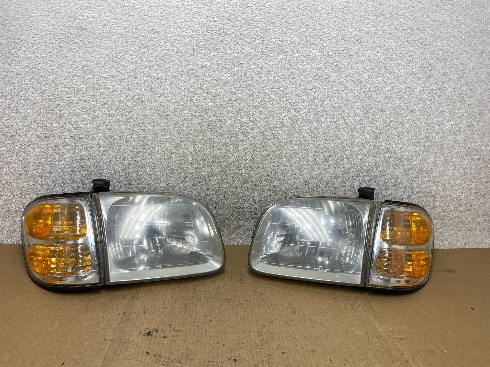 2001-2004 Toyota Sequoia Left+Right Side Halogen Headlights AF9825 DW0