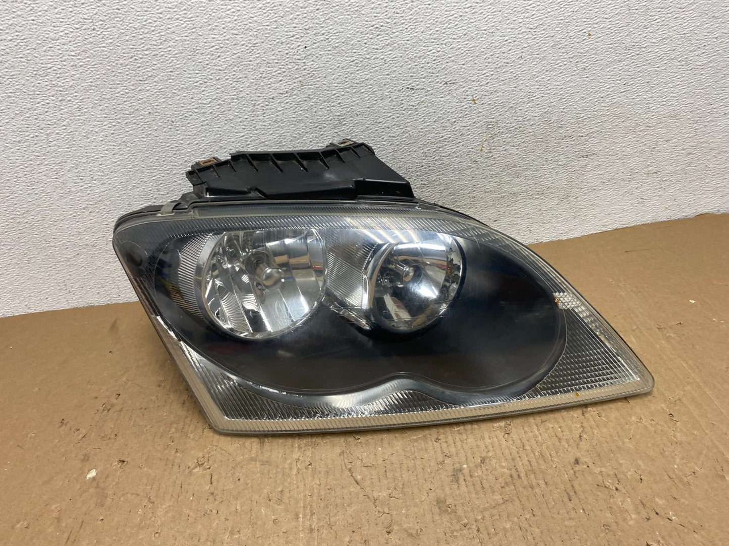 2004 to 2006 Chrysler Pacifica Headlight Right Passenger Halogen AD8767 DW0
