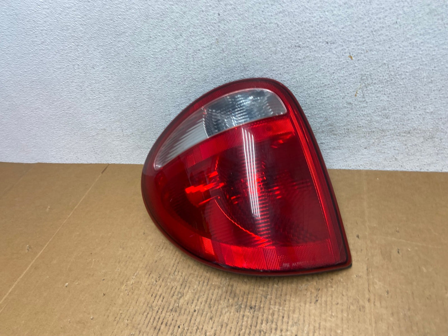 2004 to 2007 Dodge Grand Caravan Left Driver Lh Tail Light AE0322 LK1