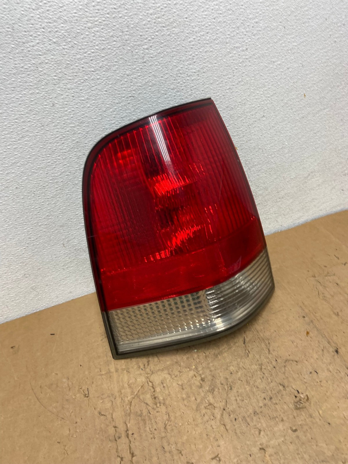 2003 2004 2005 Lincoln Aviator Left Driver LH Side Tail Light AD0576 LK2