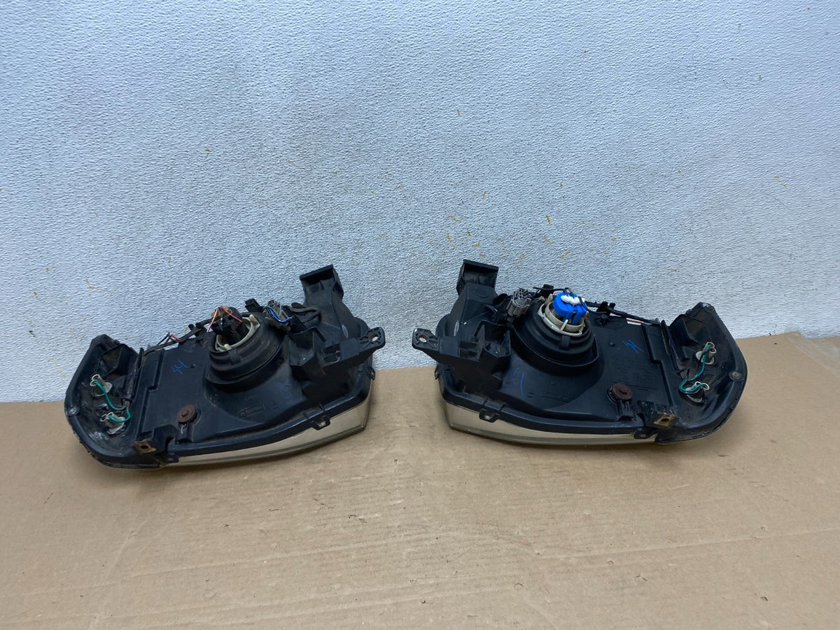 2001 to 2004 Nissan Frontier Left+Right Halogen Headlights AH9394 DW6