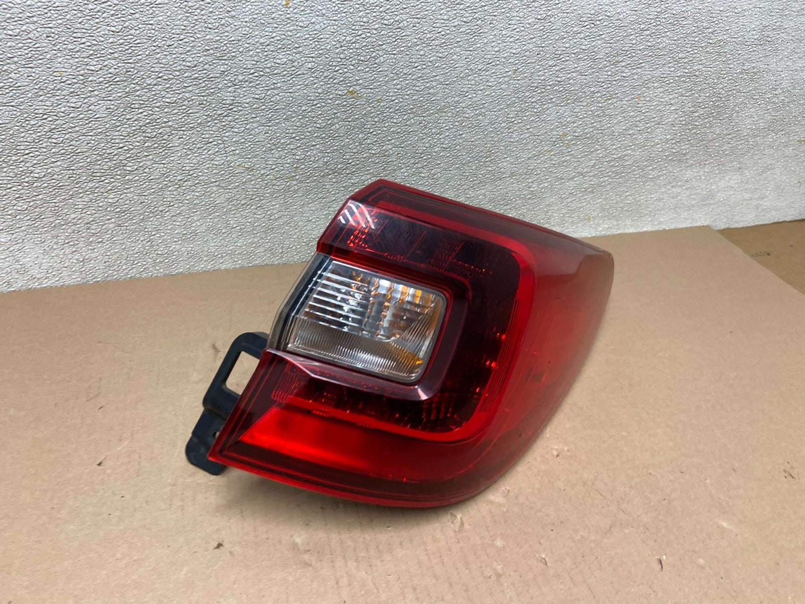2015 - 2019 Subaru Outback Right Passenger Side Tail Light Oem AB5010 DW2