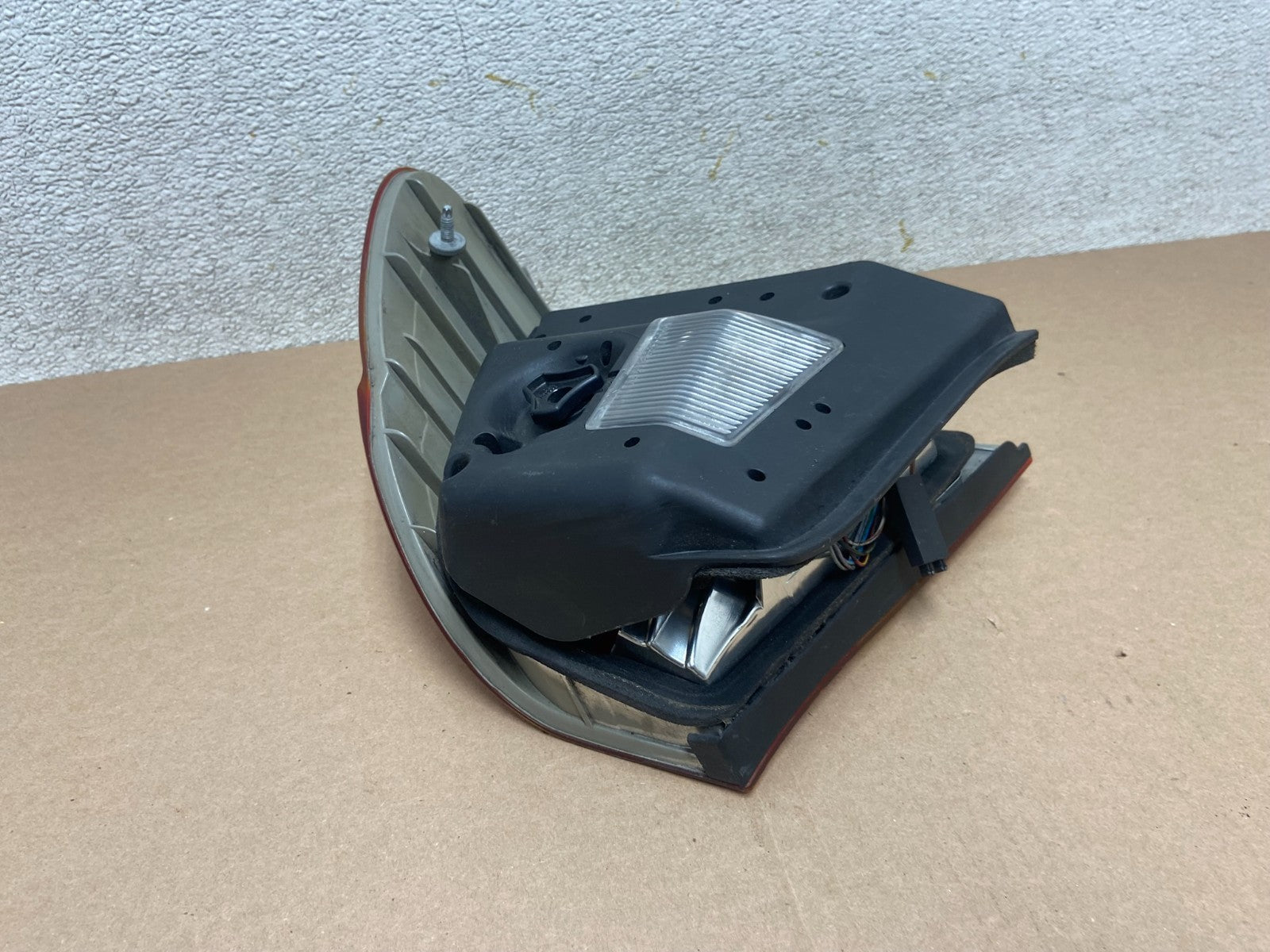 2002 -  2005 BMW 3 E46 Series Left Driver Side Lh Tail Light R4905 DW3