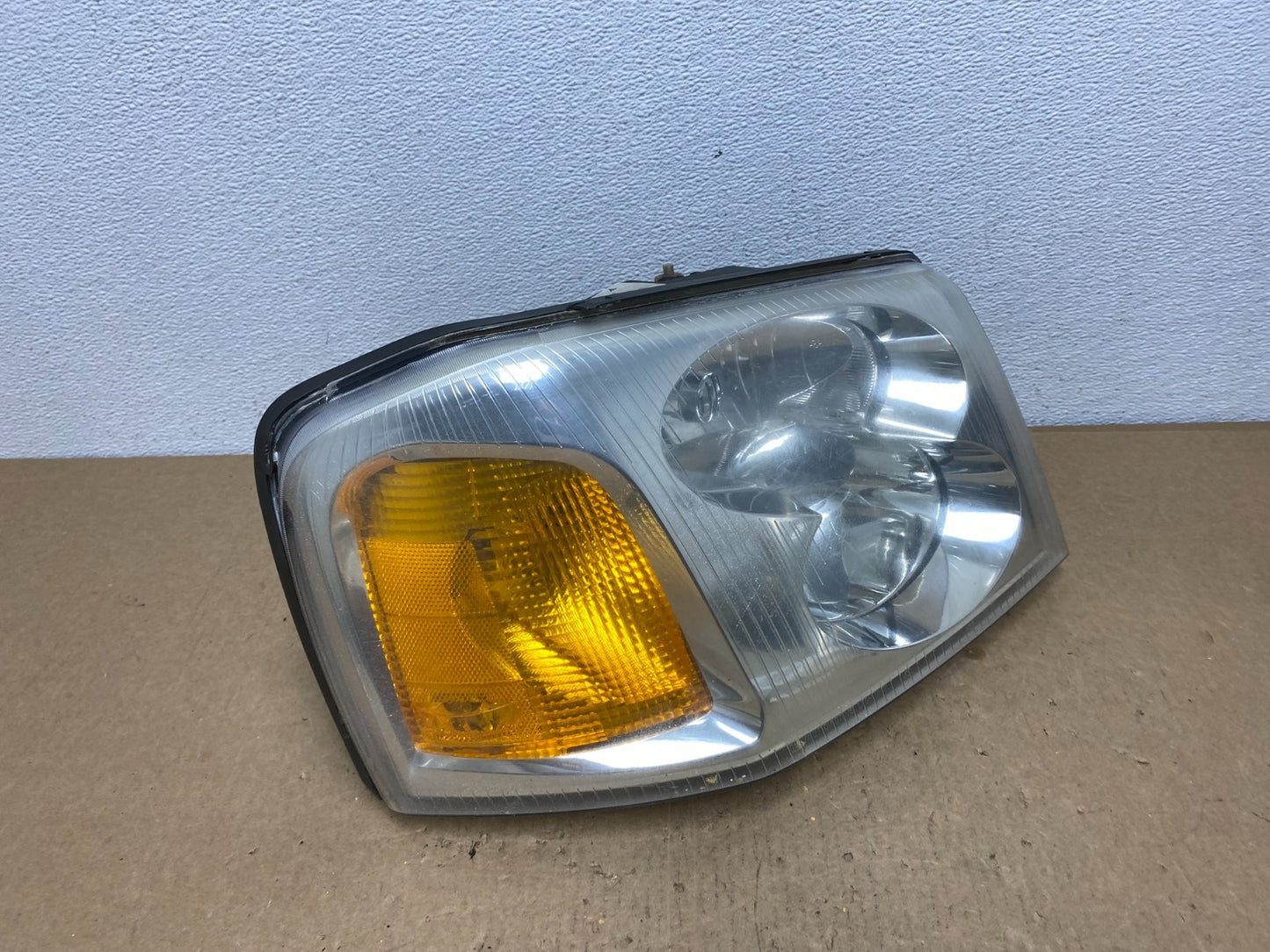 2002 to 2009 Gmc Envoy Right Passenger RH Side Headlight Halogen AC1359 DW2