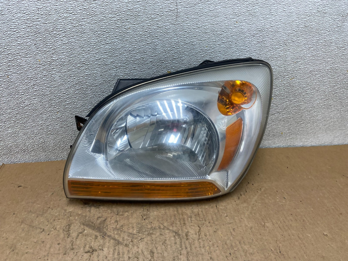 2005 to 2006 Kia Sportage Left Driver LH Halogen Headlight OEM Z9586 DW0