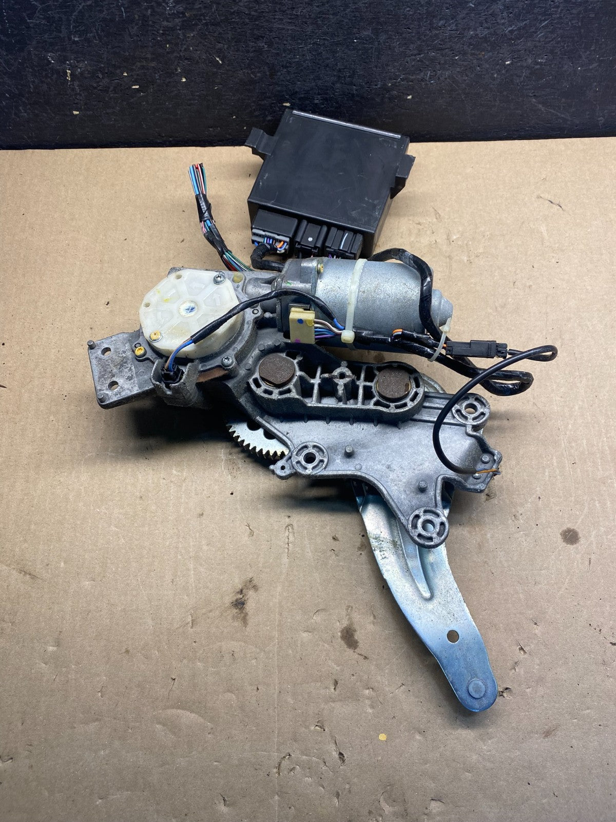 2007 2008 Acadia Enclave Escalade Suburban Liftgate Door Module Motor AG3890 DG0