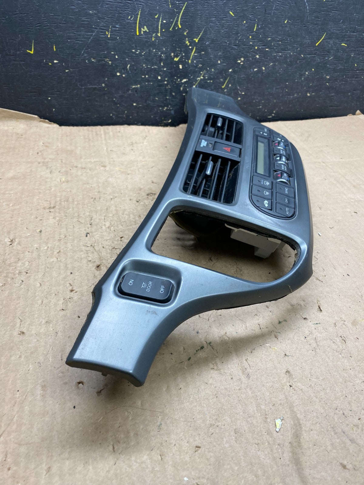 2005 to 2010 Honda Odyssey  Radio Climate Control Dash Trim Bezel z1813 DG1