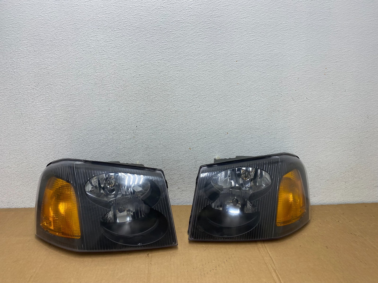 2002 to 2009 Gmc Envoy Left+Right Set Black Headlights Halogen AD0730 DW0