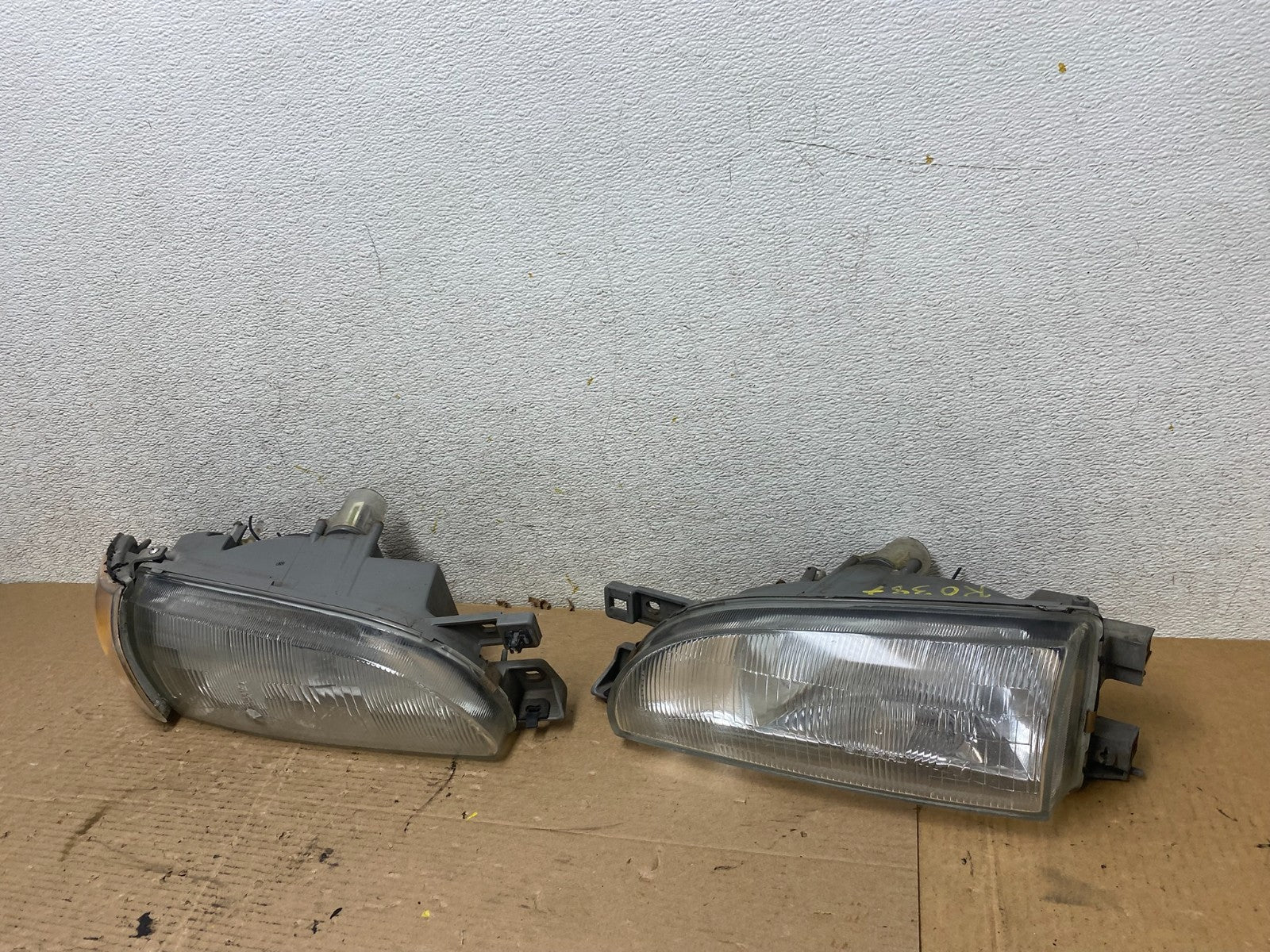 1993 to 1996 Subaru Impreza Wagon Left+Right Set Side Halogen Headlight R0387 DG1