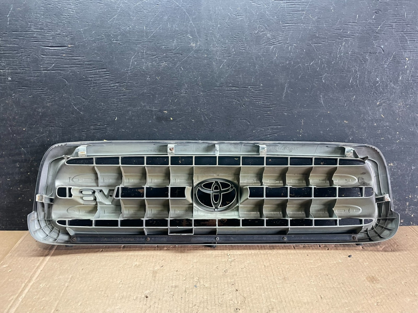 2001 to 2004 Toyota Sequoia Front Upper Grill Grille W/ Emblem Oem AB3210 DG7