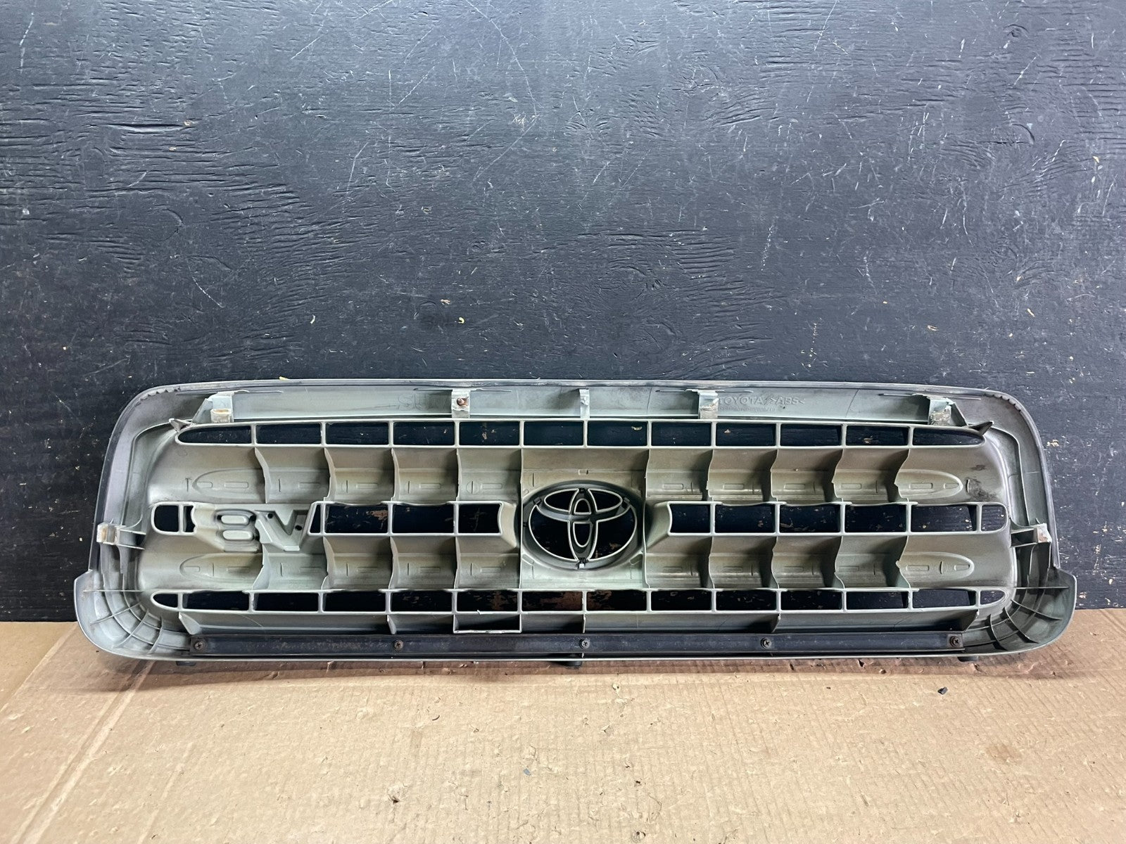 2001 to 2004 Toyota Sequoia Front Upper Grill Grille W/ Emblem Oem AB3210 DG7