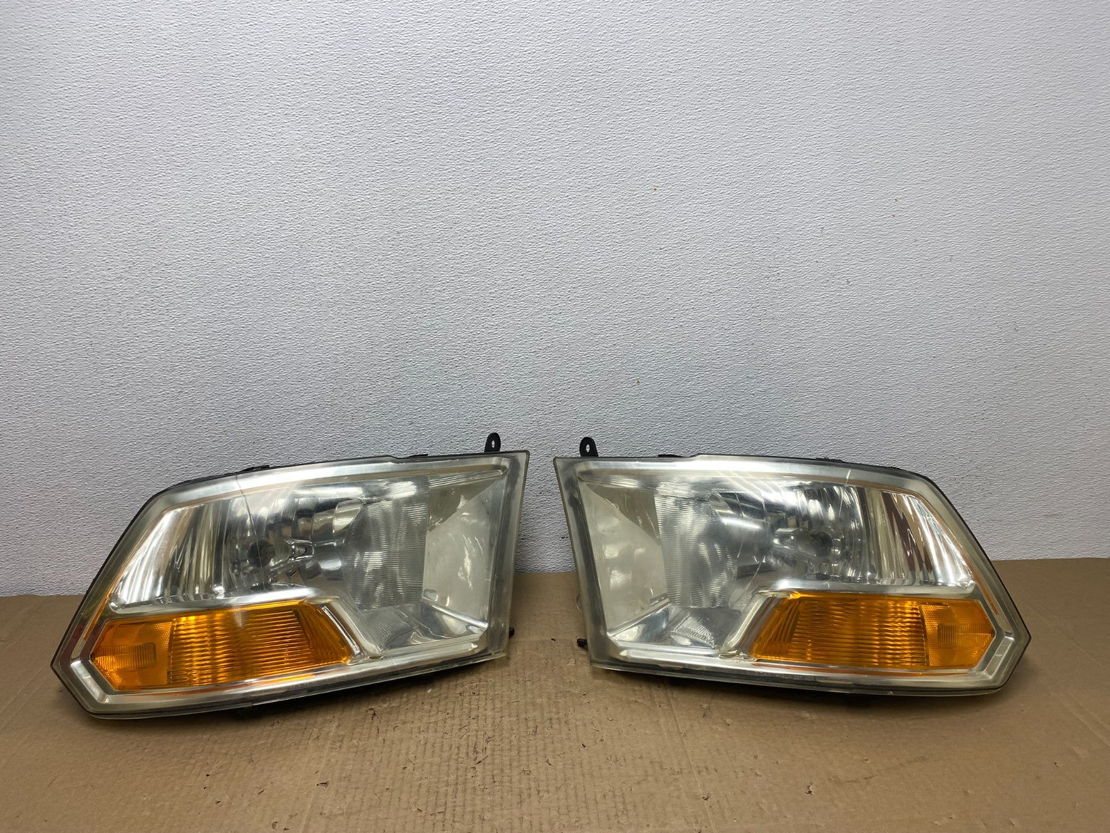 2009 to 2012 Ram 1500 2500 Left+Right Halogen Headlights AC3869 DW0