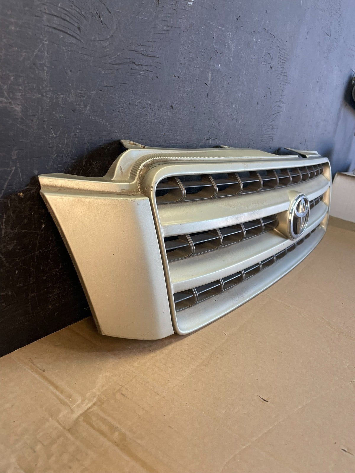 2001 - 2003 Toyota Highlander Front Upper Grille Grill With Emblem AC9726 DW2