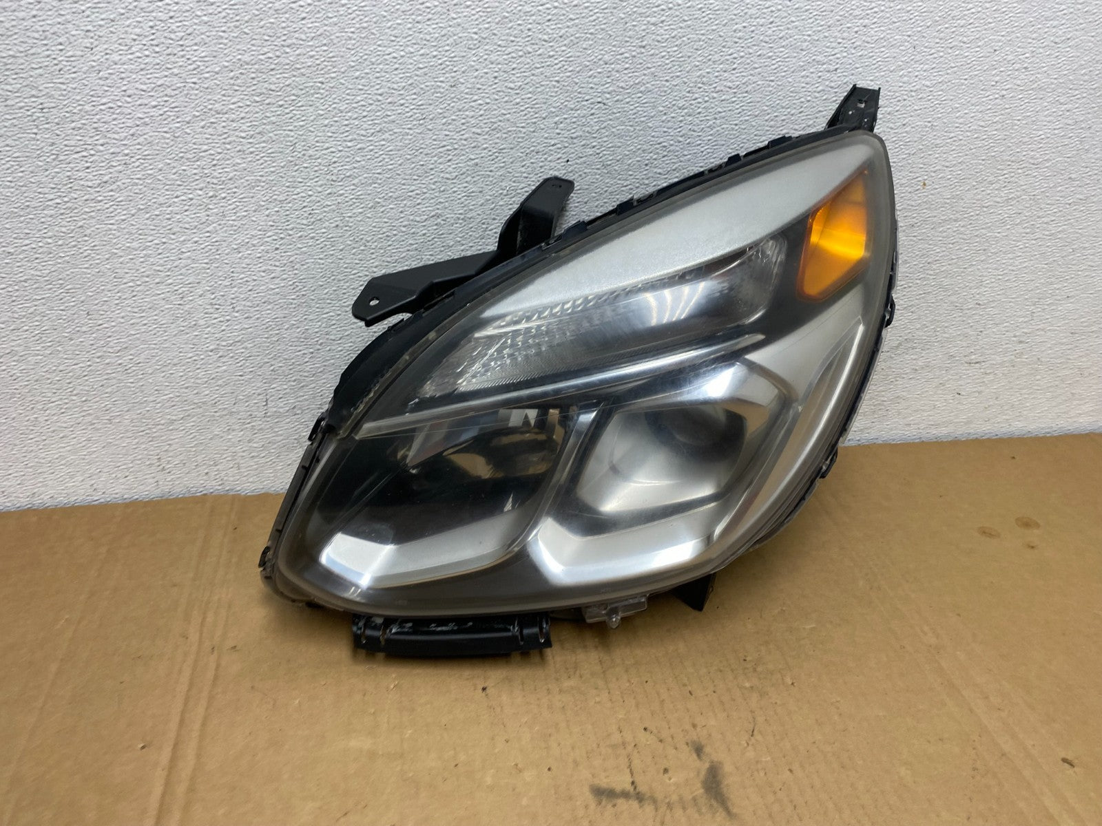 2016-2018 Chevrolet Equinox Left Driver LH Halogen Headlight AD2669 DW2