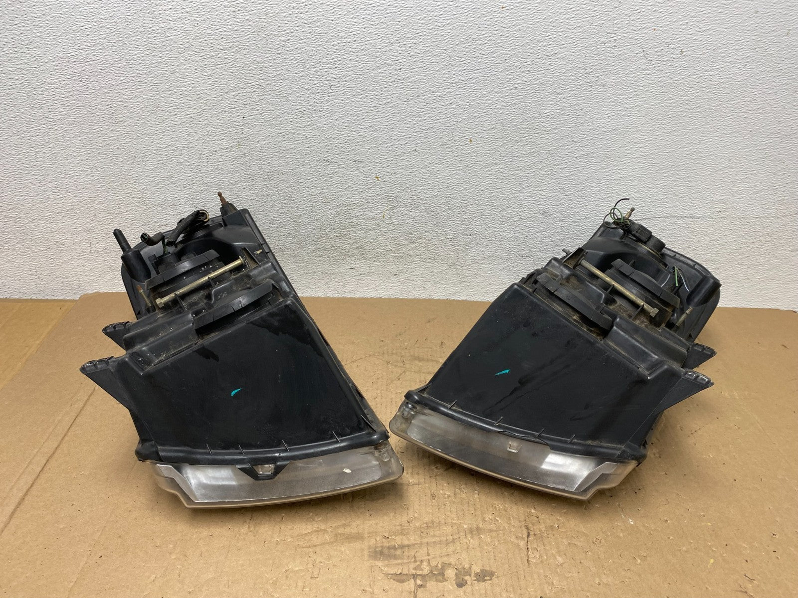 2003 - 2006 Ford Expedition Left+Right Side Headlights Halogen AD7796 DW9