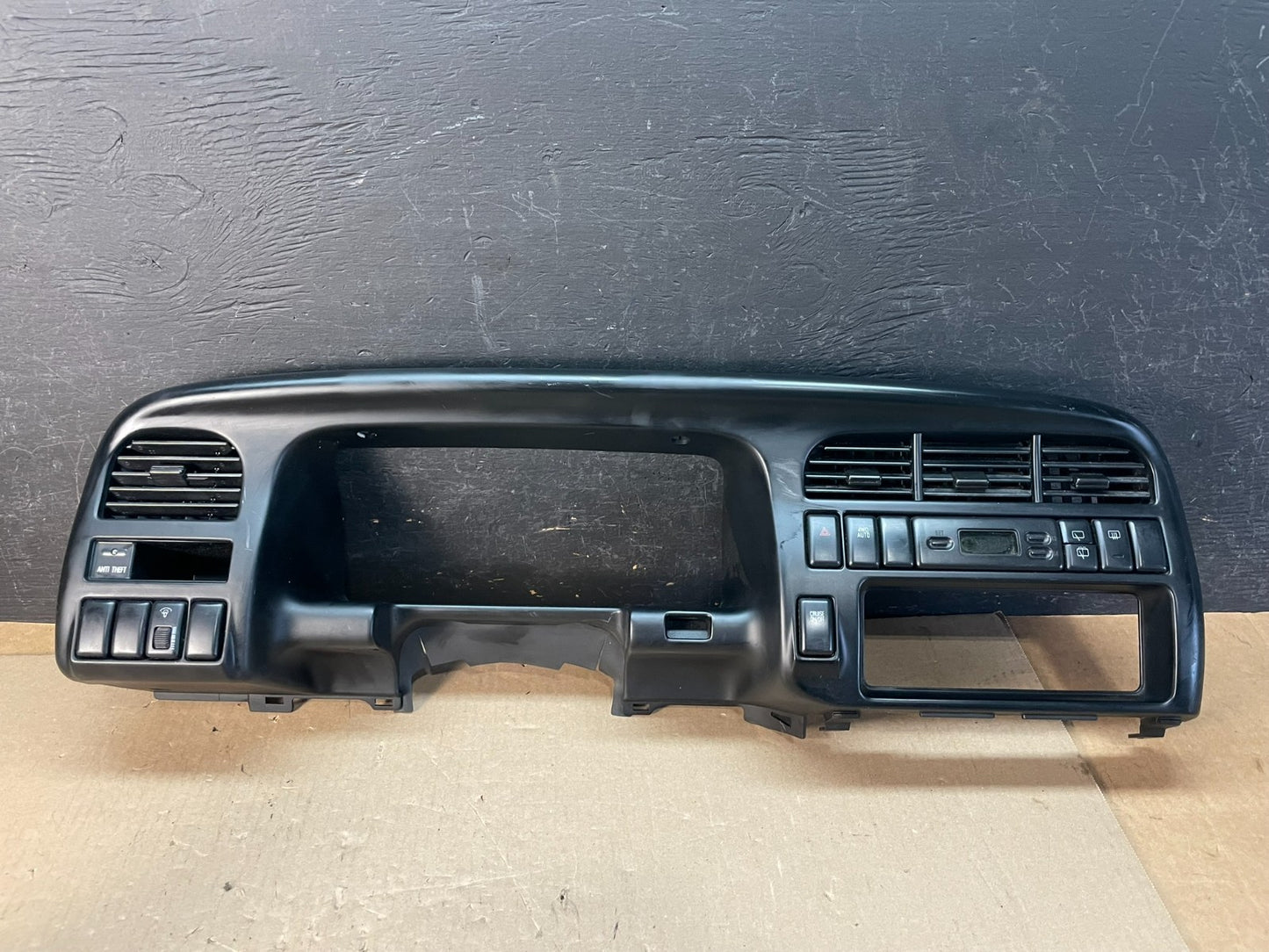 2000 to 2001 Isuzu Trooper Speedometer Radio Air Vent Bezel Trim AE3337 DG0