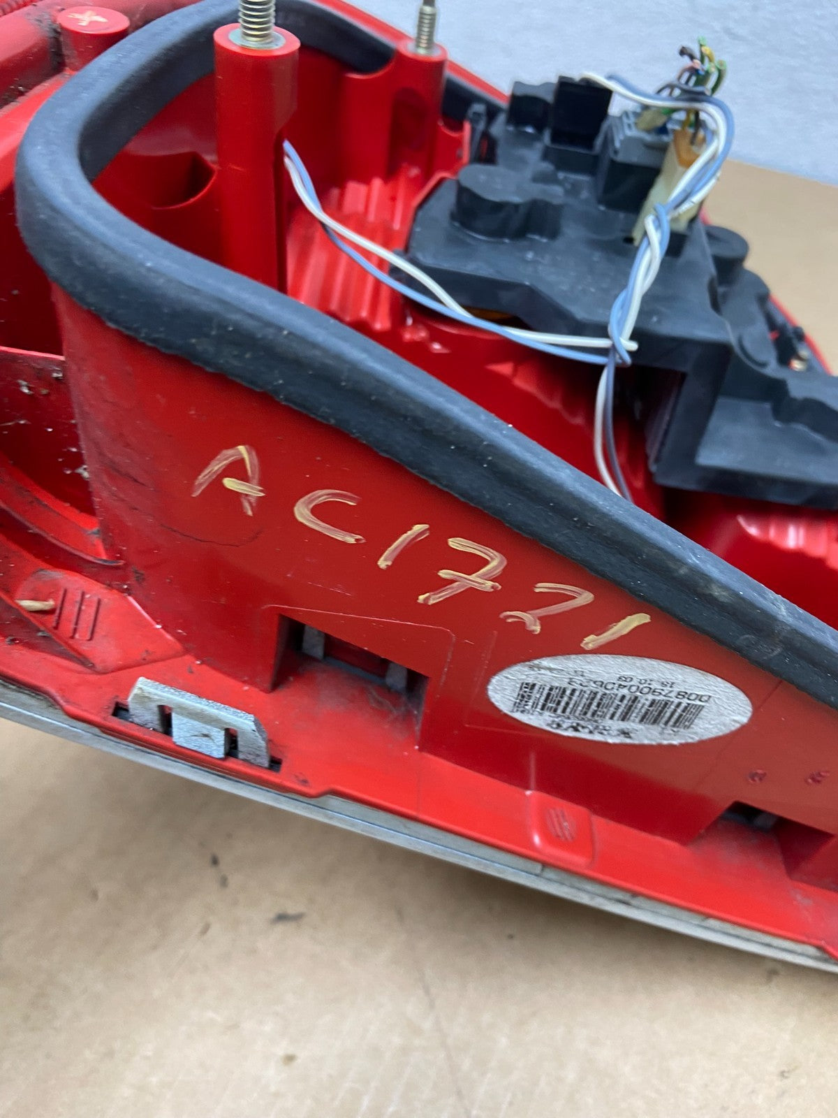 2004 - 2006 Volvo S80 Right Passenger RH Side Tail Light AC1721 DG7