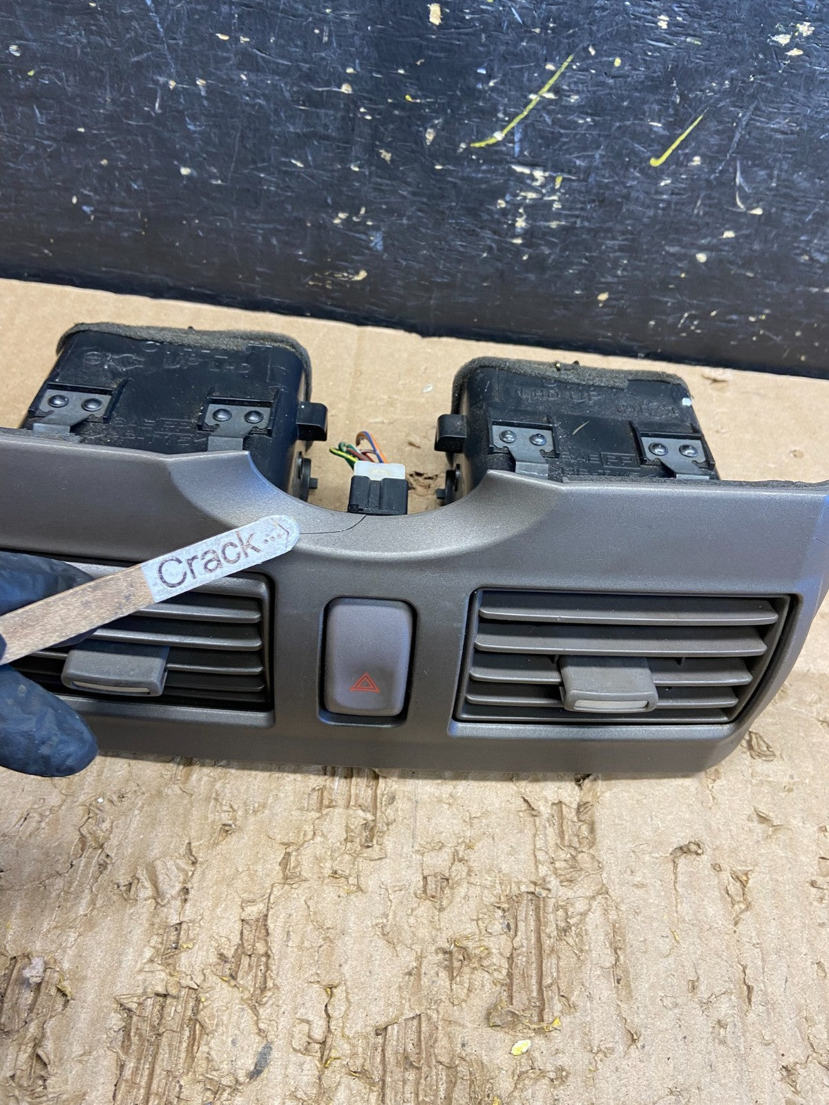 2000 2001 Infiniti I30 Center Dashboard Air Vent OEM v7892 DG1
