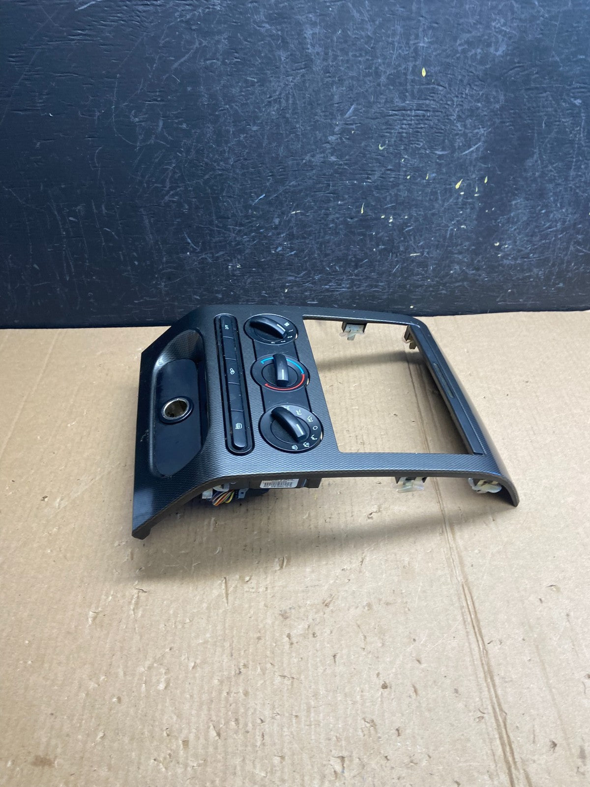 2004 to 2008 Ford F150 Radio Climate Dash Bezel Surround Black ae3823 DG2