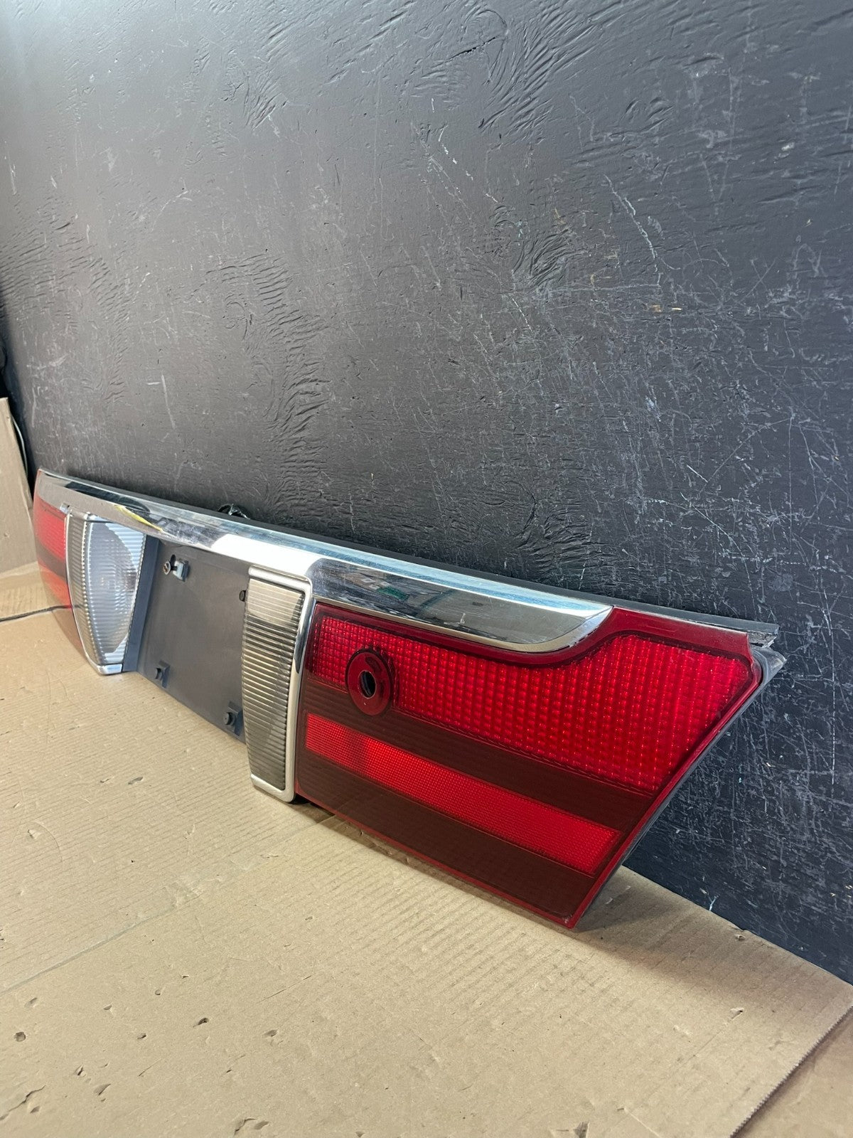 2003 2004 2005 Mercury Grand Marquis Trunk Lid Center Tail Light AE3753 DG1
