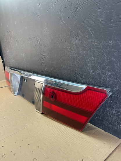 2003 2004 2005 Mercury Grand Marquis Trunk Lid Center Tail Light AE3753 DG1