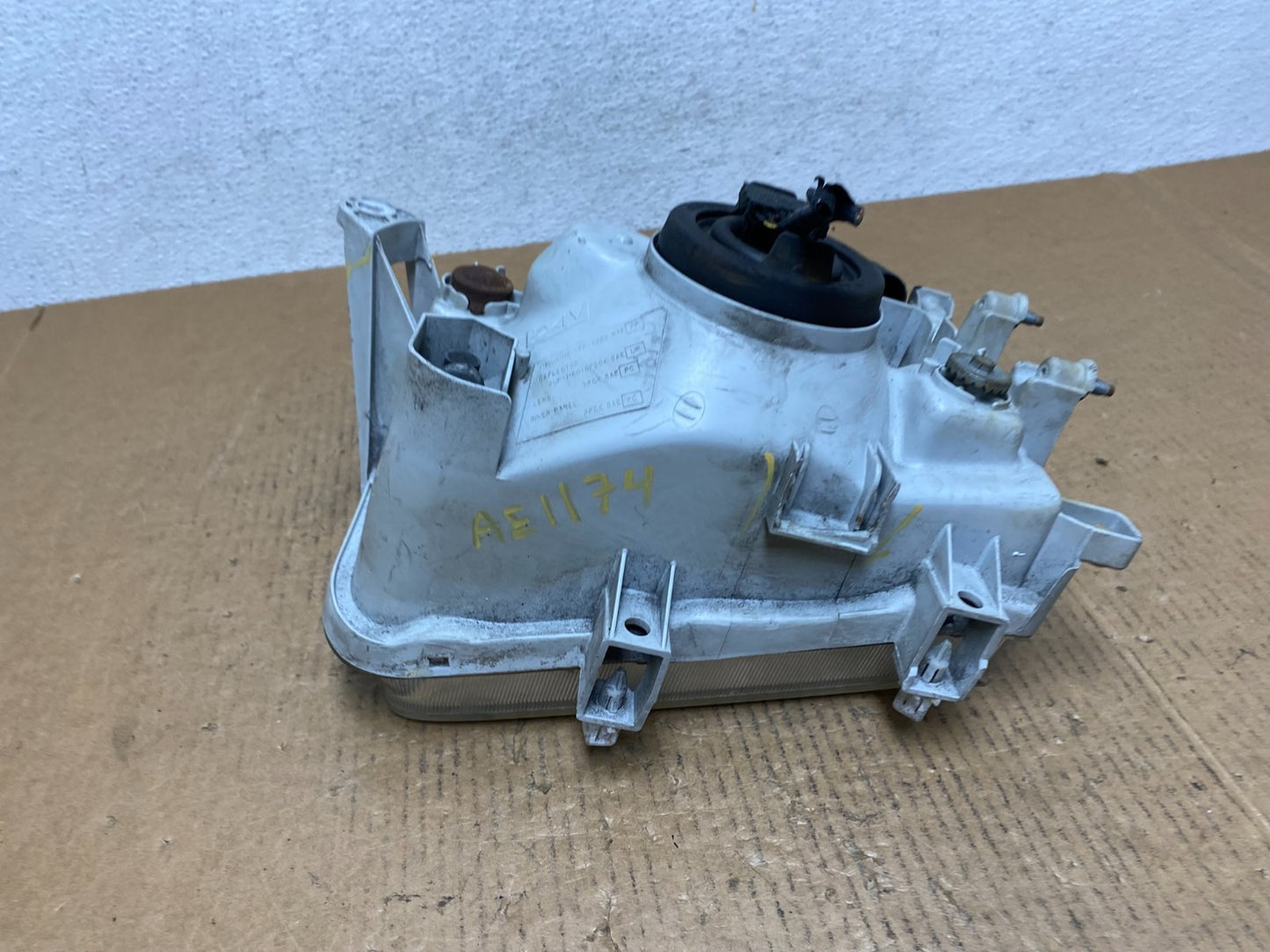 1999-2004 Nissan Pathfinder Right Passenger Side Headlight AE1174 DW6