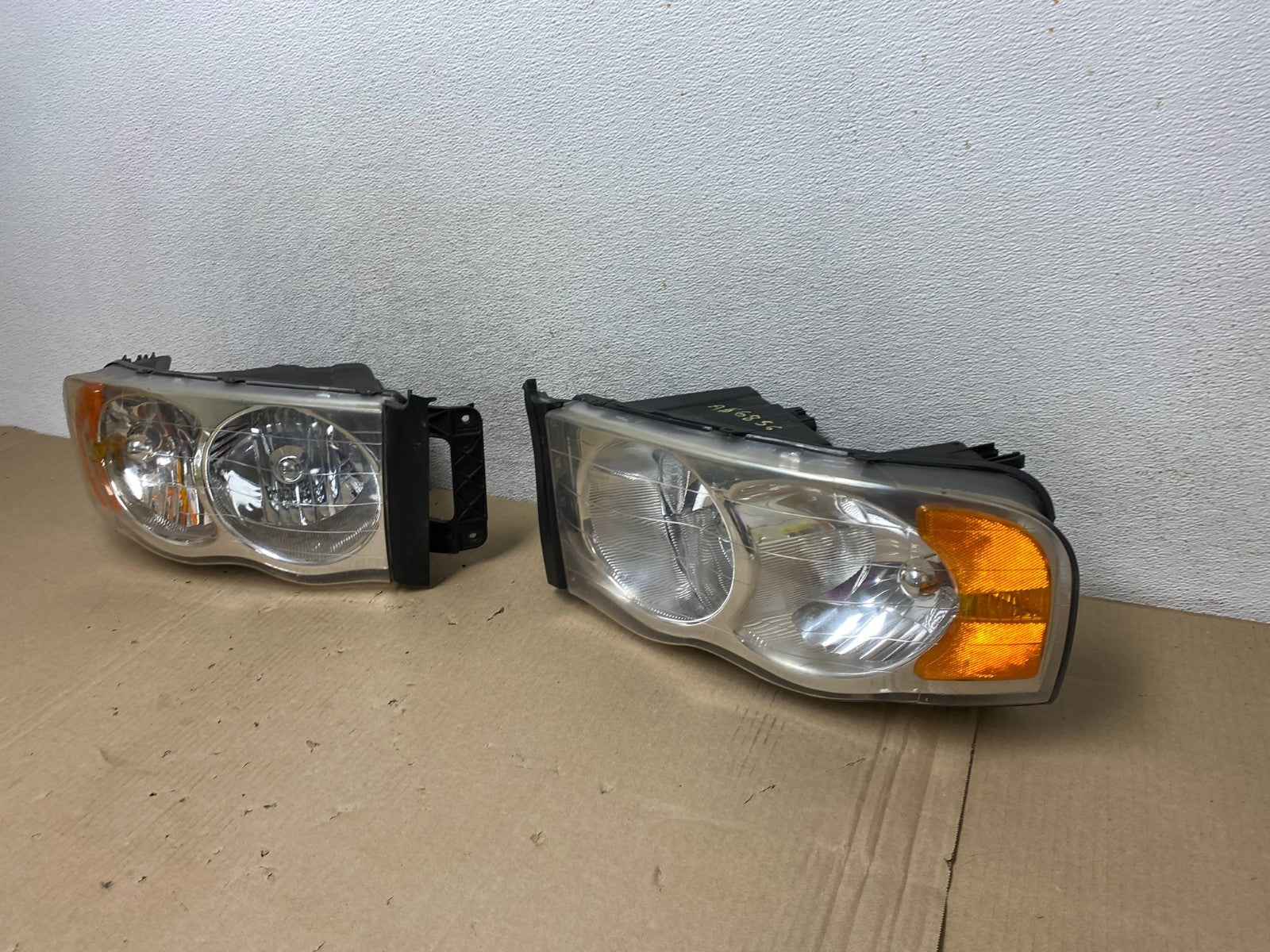 2002 to 2005 Dodge Ram Left+Right Side Headlights AG6856 DW1