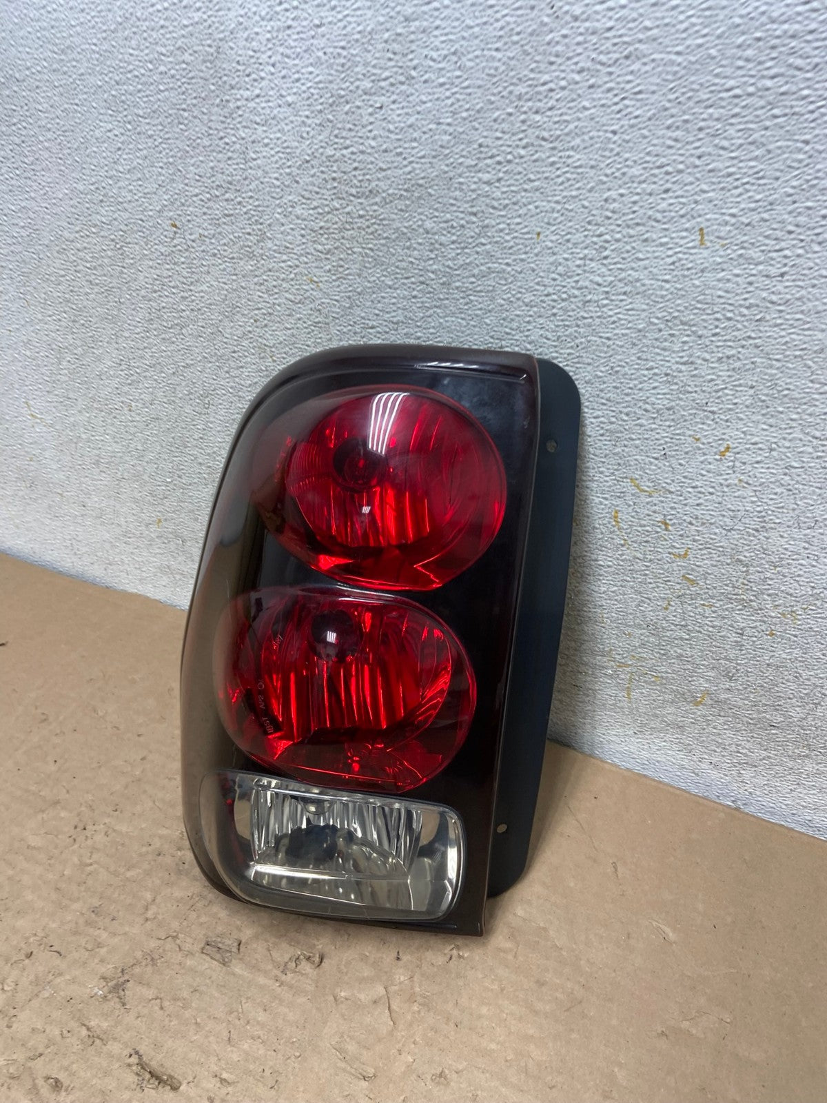 2002 to 2009 Chevrolet Trailblazer Left Driver LH Side Tail Light AI1137 LK1