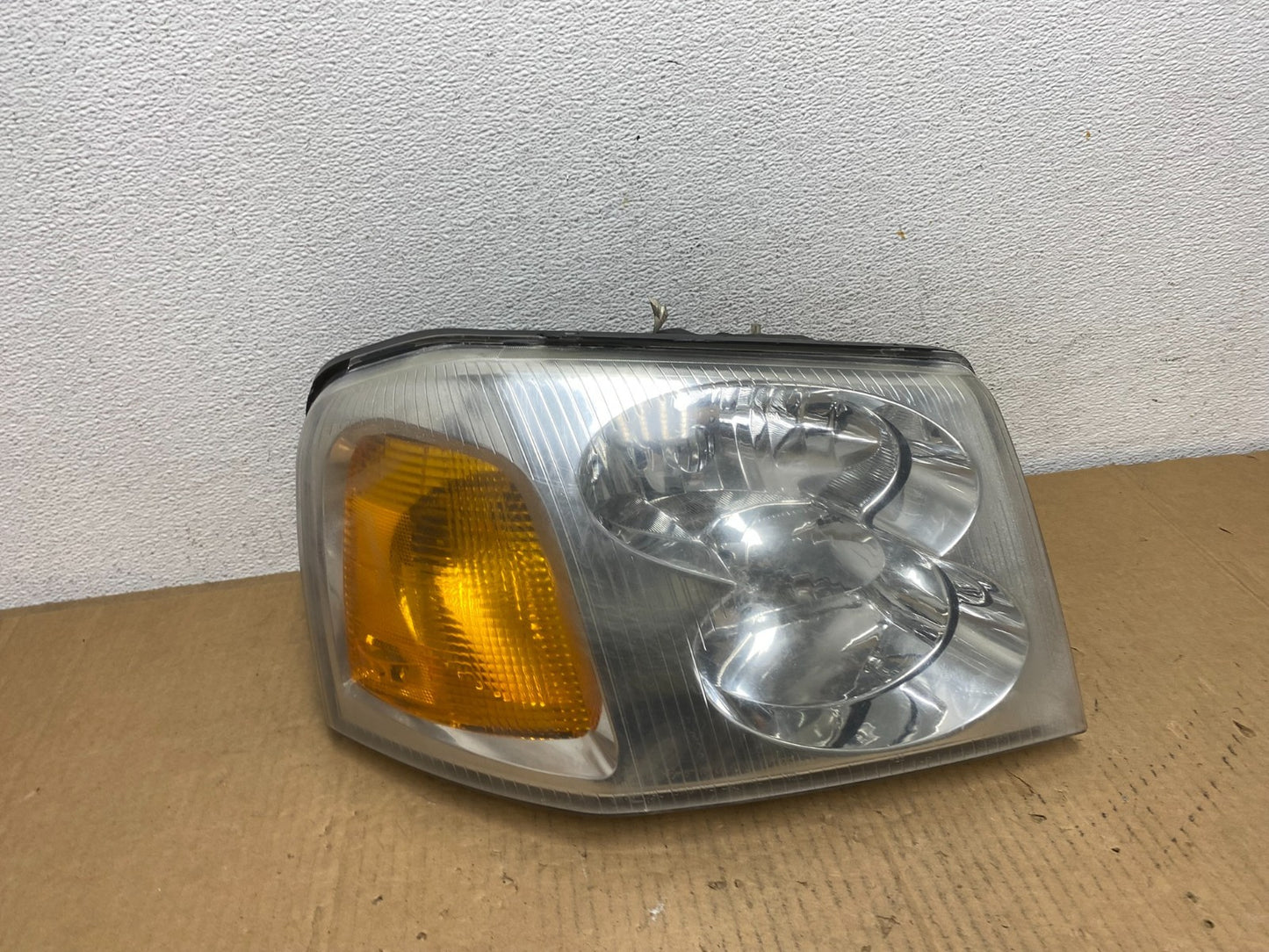 2002 to 2009 Gmc Envoy Right Passenger RH Side Headlight Halogen AD0949 DW0